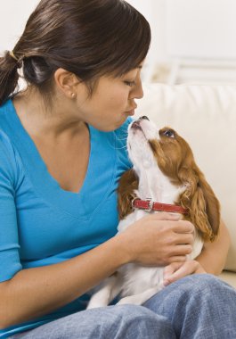 kadın öpüşme köpek