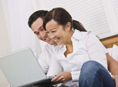 mutlu çift birlikte oturan ve bir laptop arıyorum