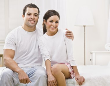 kendi yatak odasında birlikte oturan hoş bir çift