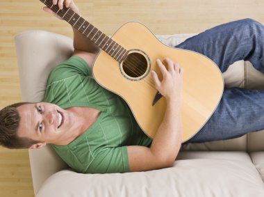 çekici bir adam gitar çalmak