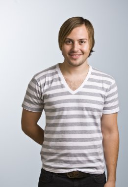 kameraya gülümseyen adam