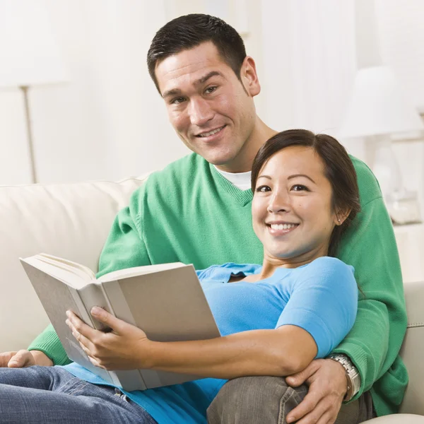 Leitura de casal — Fotografia de Stock