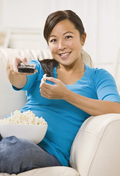 Bella asiatico donna guardando tv . — Foto Stock