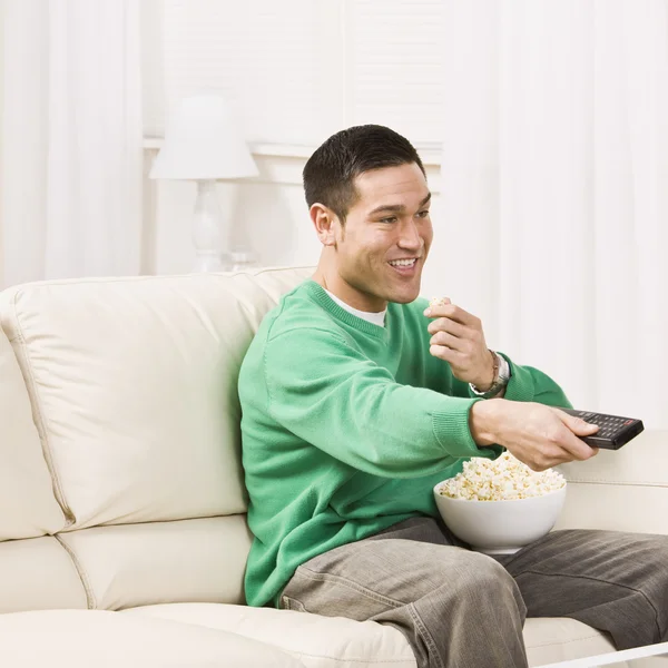 Homem assistindo televisão — Fotografia de Stock