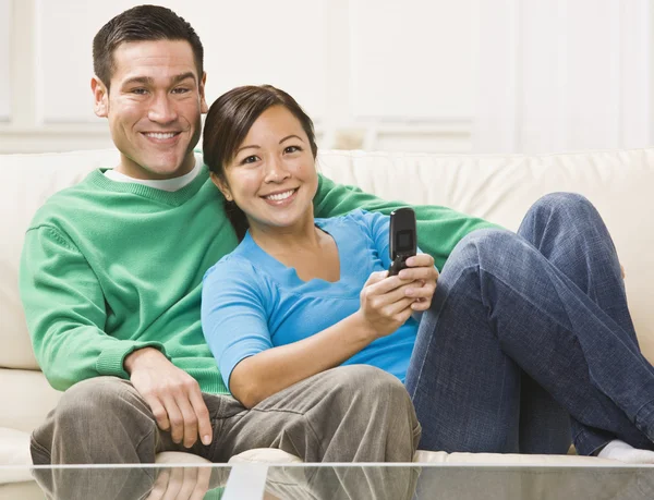 Casal assistindo televisão — Fotografia de Stock