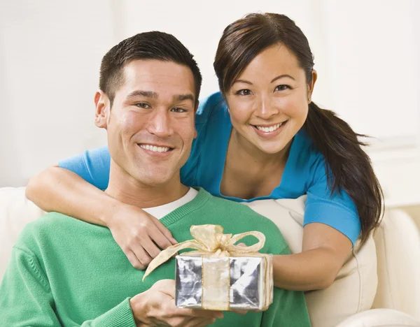 Couple Holding Present — Stock Photo, Image