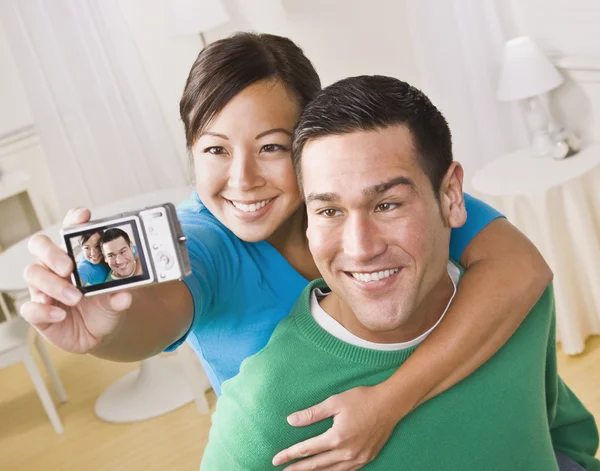 Casal tomando um auto retrato — Fotografia de Stock