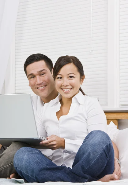 Casal asiático com laptop — Fotografia de Stock