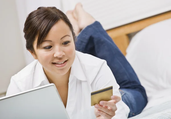 Mujer con tarjeta de crédito —  Fotos de Stock