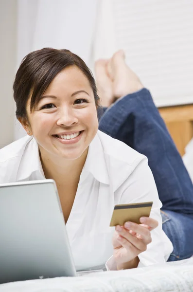 Beautiful Asian Woman with Credit Card — Stock Photo, Image