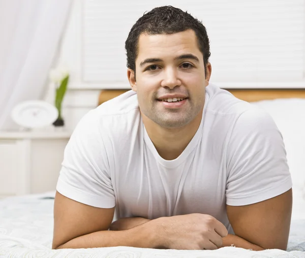 Aantrekkelijke man op bed — Stockfoto