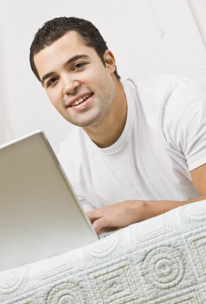 Homem usando laptop — Fotografia de Stock