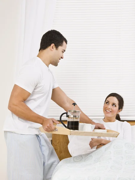 Man Serving Breakfast Tray to Woman — Stock Photo, Image