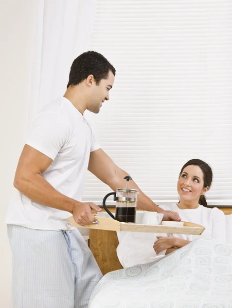 Hombre sirviendo bandeja de desayuno a la mujer — Foto de Stock