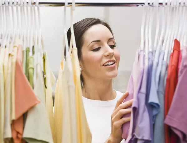 Frau geht durch ihre Outfits — Stockfoto