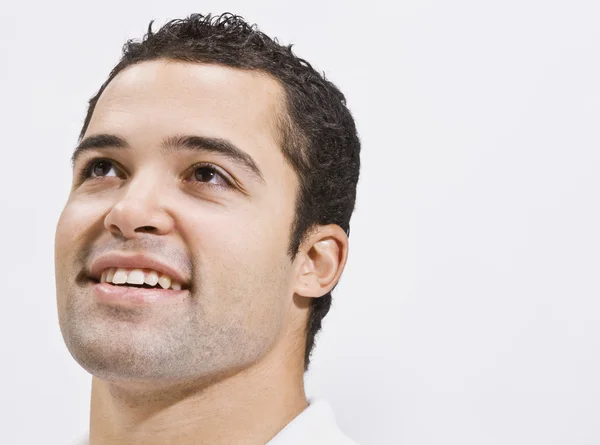 Hombre atractivo mirando hacia arriba y sonriendo — Foto de Stock