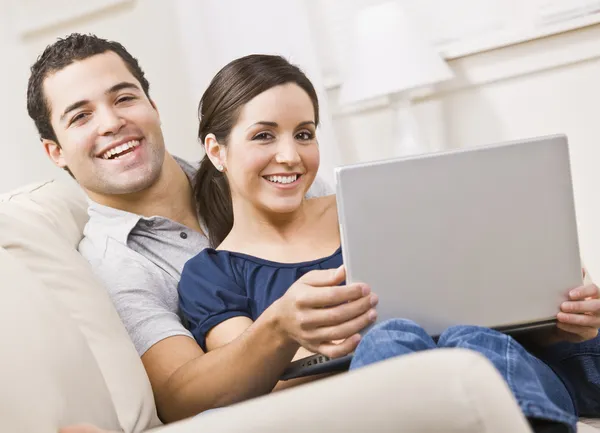 Couple With Laptop — Stock Photo, Image