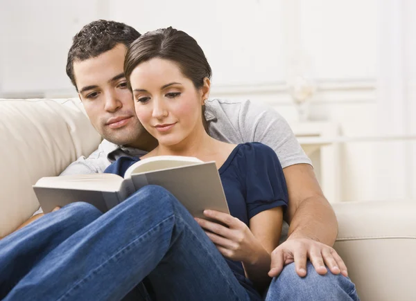 Couple confortable livre de lecture — Photo