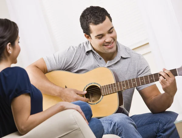 Šťastný mladý pár s kytarou — Stock fotografie