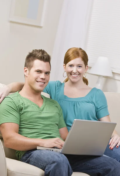 幸福的夫妻在计算机上 — 图库照片