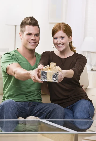 Happy Young Couple with Present — Stock Photo, Image