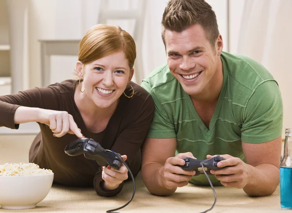 Glada unga par som spelar tv-spel — Stockfoto