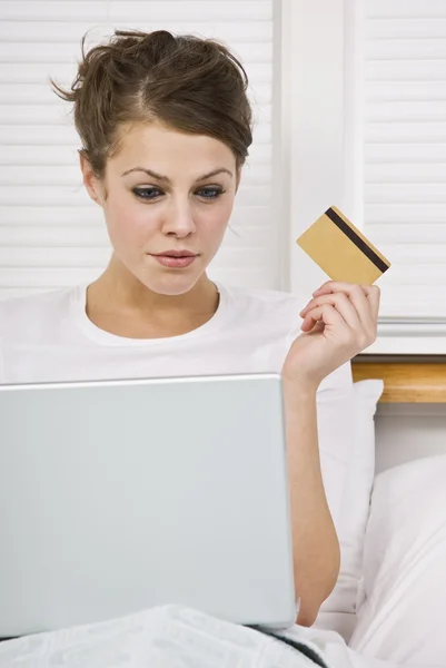 Aantrekkelijke vrouw met credit card en laptop — Stockfoto