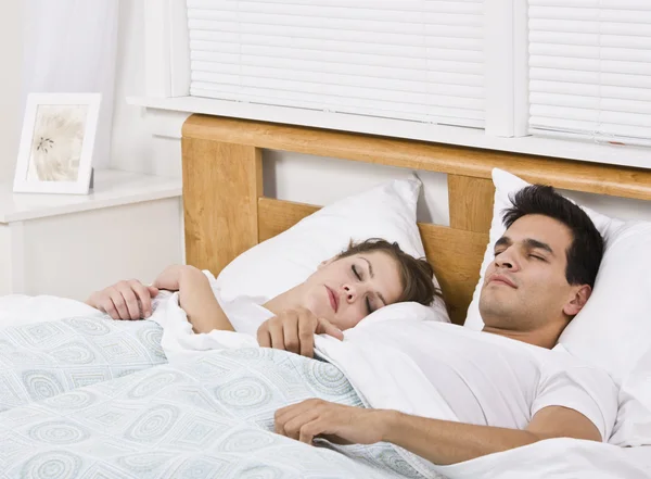 Attraktives Paar schläft — Stockfoto
