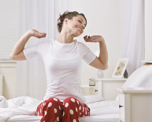 Atractiva mujer joven estiramiento — Foto de Stock