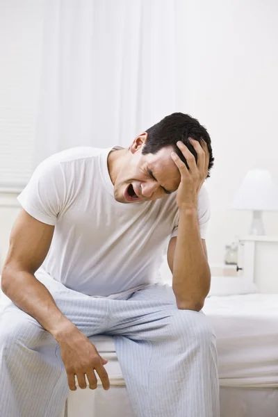 Homem atraente bocejando e olhando sonolento — Fotografia de Stock