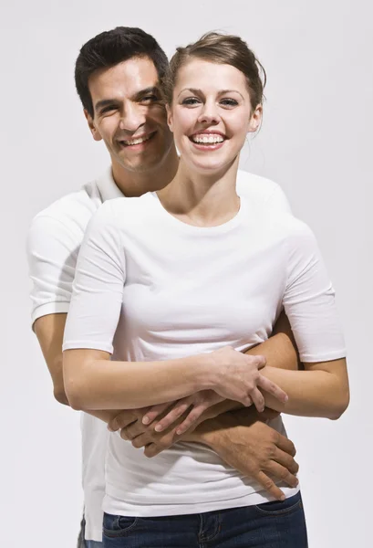 Atractiva pareja abrazando y sonriendo —  Fotos de Stock