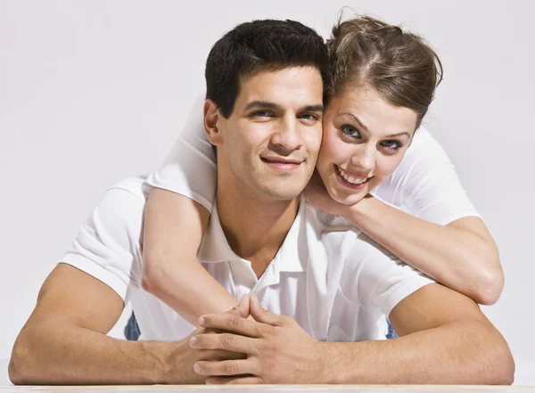 Gelukkige paar samen poseren. — Stockfoto