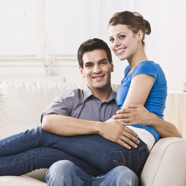 Casal atraente Relaxante — Fotografia de Stock