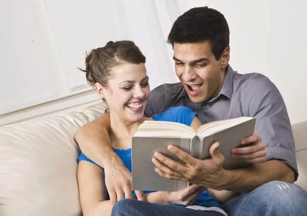 Leuk paar lezing en lachen samen — Stockfoto