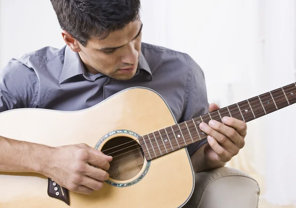 Vonzó Man Playing Guitar — Stock Fotó