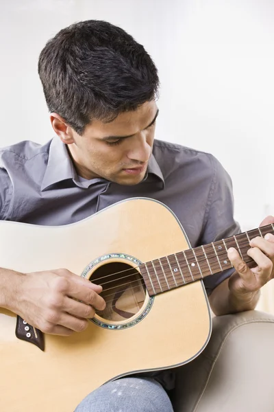 Homme jouant une guitare acoustique — Photo