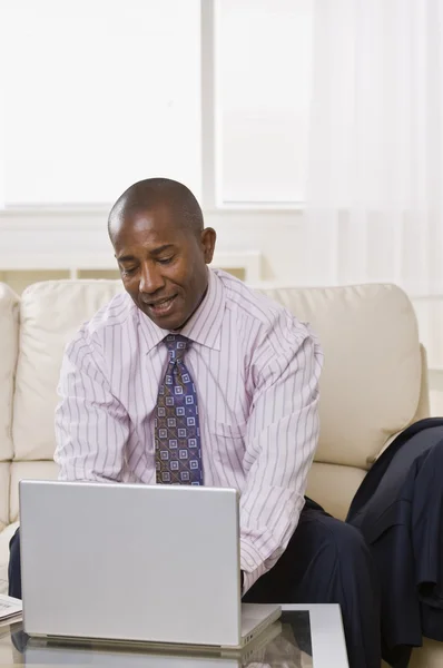 Man werkt op laptop — Stockfoto