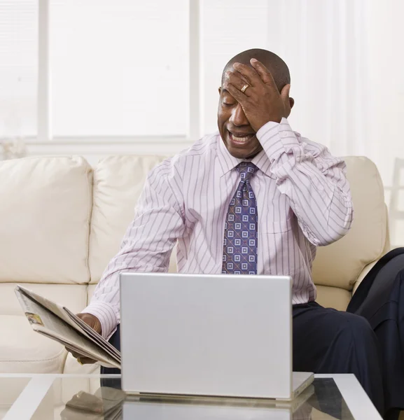 Frustrierter Mann am Laptop — Stockfoto
