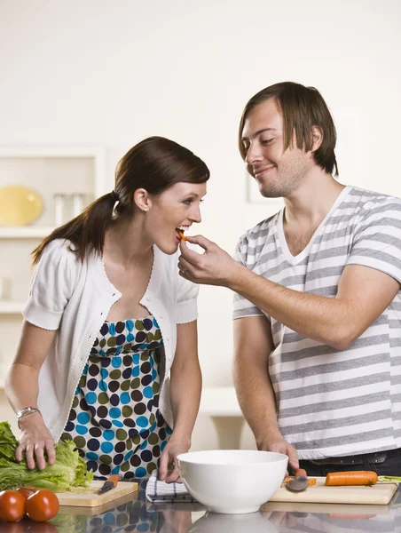 Homem atraente mulher alimentando — Fotografia de Stock