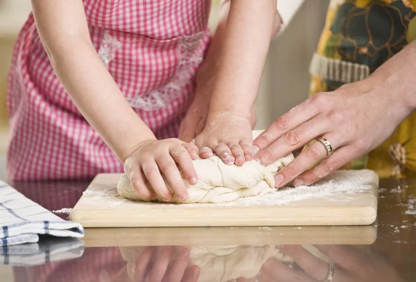 Frau und Kind kneten Teig — Stockfoto