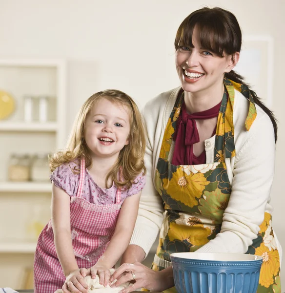 Moeder en dochter maken brood — Stockfoto