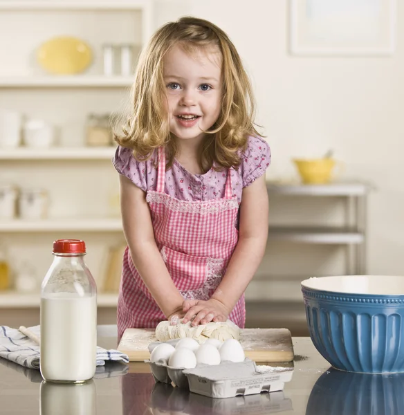 Little girl baking — Stock Photo, Image