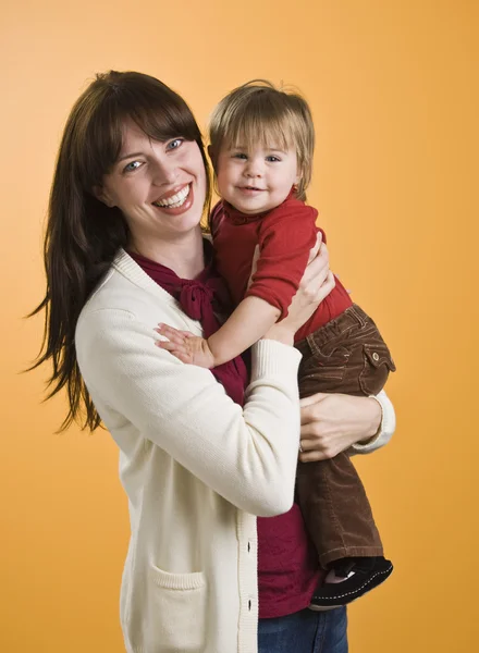 Kadın holding toddler — Stok fotoğraf