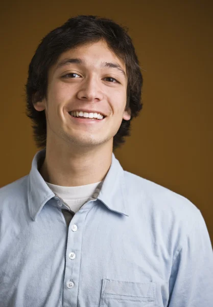 Morena masculino sorrindo — Fotografia de Stock