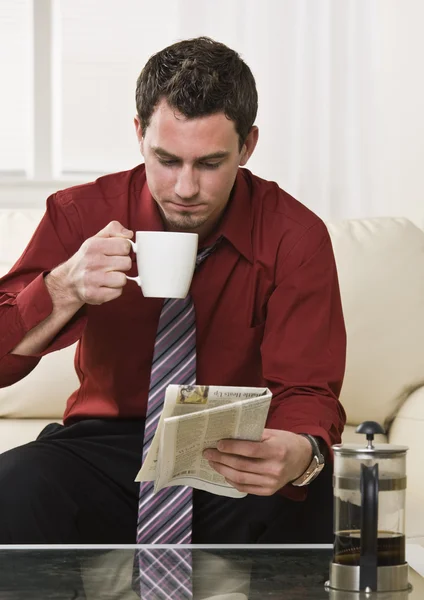 Aantrekkelijke Man Drinkende Koffie — Stockfoto