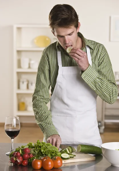 Mann bereitet Mahlzeit zu — Stockfoto