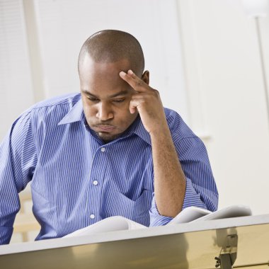 Afrikalı-Amerikalı adam eğitim