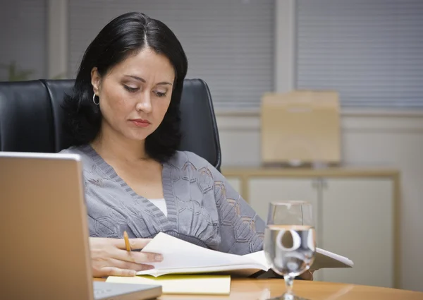 Frau arbeitet im Büro — Stockfoto