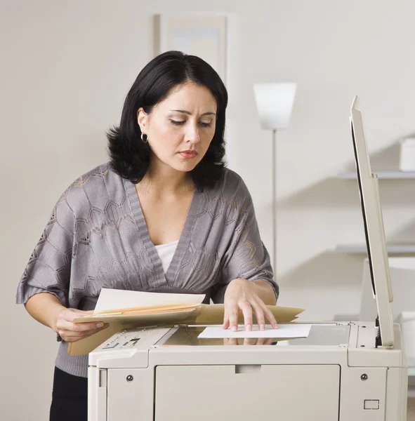 Attraktive asiatische Frau macht Kopie. — Stockfoto