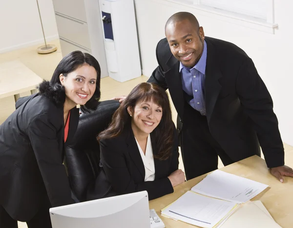 Negocios que trabajan en la oficina — Foto de Stock